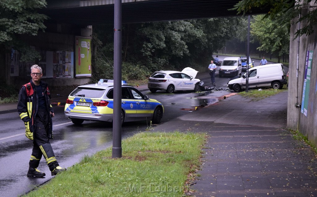 VU Frontal Koeln Hoehenhaus Berlinerstr vor Leuchterstr P02.JPG - Miklos Laubert